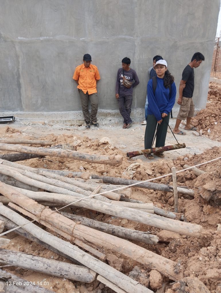 βTeknisi PT Air Bersih Nusantara melakukan survei geolistrik air tanah di Kabupaten Nias Utara menggunakan alat resistivity meter untuk menentukan titik sumur bor yang akurat dan efisien.β